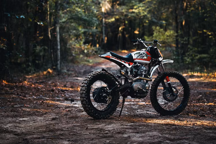 Giống như Dirty Duc, Super Duc cũng có kiểu dáng hoài cổ và mang phong cách dirt tracker khỏe khoắn. Trên thực tế, Bryan đã tạo ra Super Duc bằng những phụ tùng anh đã gom nhặt trong quá trình tạo ra Dirty Duc.