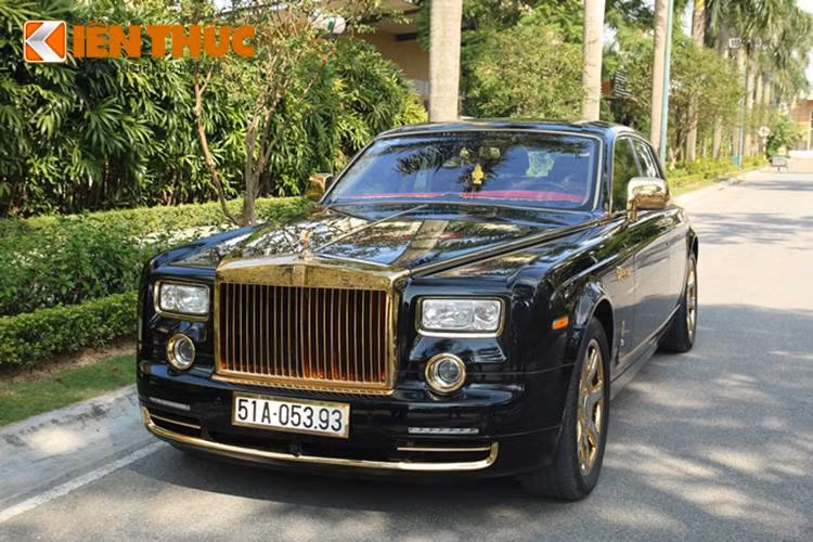 Lấy cảm hứng từ phiên bản Phantom Rồng được hãng xe Rolls-Royce tung ra vào năm Nhâm Thìn 2012, một đại gia tại Sài Gòn cũng đã từng đặt hãng chuyên mạ vàng Karalux để tạo ra một chiếc xe cho riêng mình.