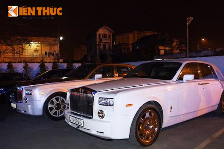 Cả 2 chiếc xe đều thuộc thế hệ Roll-Royce Phantom đầu tiên Series 1, sở hữu đèn pha hình tròn đặc trưng.