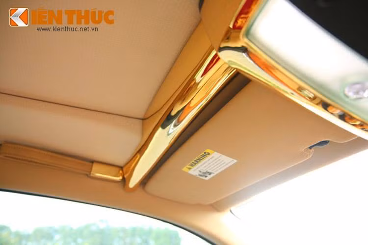Ngay cả các chi tiết trong nội thất của chiếc xe này cũng được các nghệ nhân Việt Nam mạ vàng cẩn thận. Được biết, chủ nhân của chiếc Phantom này là một đại gia Sài Gòn hoạt động trong lĩnh vực bất động sản.