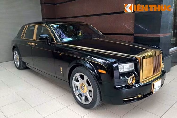 Một chiếc siêu xe sang Rolls-Royce Phantom màu đen cũng đã được đại gia "trang trí" bằng cách dát vàng các chi tiết đi kèm biển số "tổng 9".