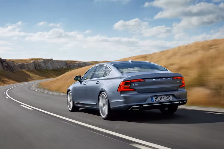 Volvo hiện chưa chia sẻ kế hoạch bán ra S90 cùng giá bán của chiếc xe. Tuy nhiên hãng đã hé lộ rằng tiếp nối mẫu sedan S90, Volvo sẽ tiếp tục tạo ra phiên bản wagon V90, cùng với chiếc coupe S90 trong tương lai gần.