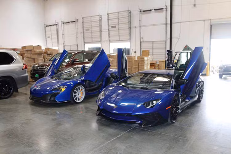 Sau tin đồn tậu ‘thần gió’ Pagani Huayra, mới đây, bộ sưu tập của đại gia Minh Nhựa vừa xuất hiện thêm cặp đôi "siêu xe sẹc tông" McLaren 650S Spider và Lamborghini Aventador LP750-4 SV, cả hai cùng sở hữu tông màu ngoại thất xanh dương đậm ấn tượng.