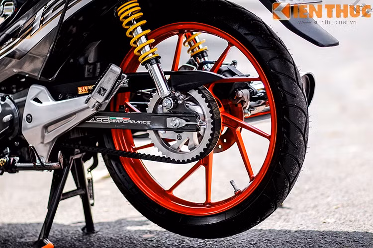Tổng thể phần chân sau rất cứng cáp và đẳng cấp. Honda Future hoàn toàn lột xác qua bàn tay các thợ độ Việt Nam.