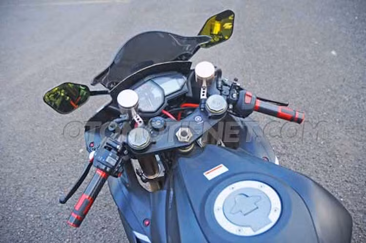 Tay lái gốc của Yamaha R25 vốn khá cáo so với sportbike nên chủ xe đã thay bằng cặp tay lái clip-on. Để phù hợp với bánh trước lớn hơn, cặp phuộc USD từ Suzuki GSX-R600 đã được sử dụng.