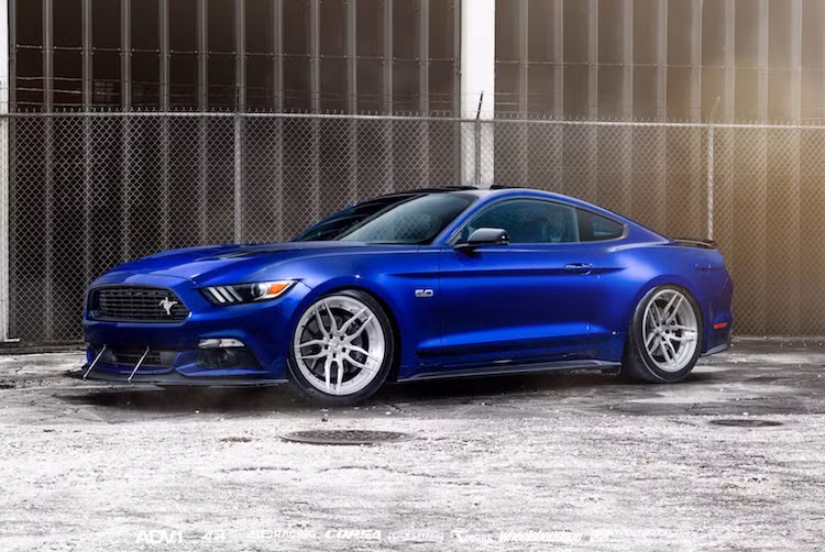 Dù có công suất gắn liền với "quỷ dữ" nhưng chiếc xe cơ bắp Ford Mustang GT được độ bởi nhiều hãng phụ tùng khác nhau này lại sở hữu vẻ ngoài khá "hiền hòa" và không khác nhiều so với nguyên bản.