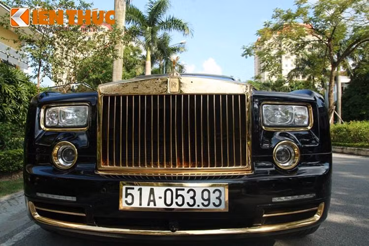 Cũng giống như chiếc Phantom biển 991.99 của đại gia Quảng Ninh, chiếc xe này cũng có tất cả các chi tiết mạ trang trí bên ngoài màu vàng.