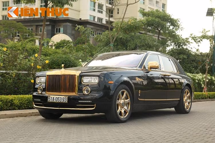 Chiếc xe mang độ độc với thân xe viền vàng, các chi tiết từ đầu đến đuôi, bên cạnh đó nó còn sở hữu biển số siêu đẹp.
