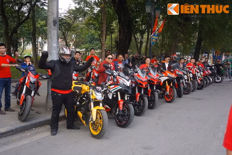 Được thông báo từ sớm, ngay trong buổi chiều ngày 3/1/2016, hàng chục chủ xe Ducati từ khắp các tỉnh thành miền Bắc đã có mặt tại khu vực tập trung tại tượng đài Lý Thái Tổ, Hà Nội.