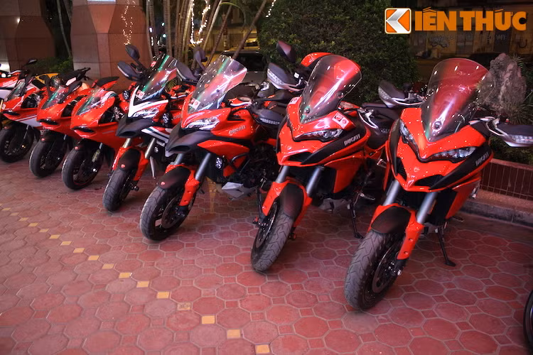 Dàn Ducati Multistrada được xếp ngay ngắn cạnh dàn Panigale.