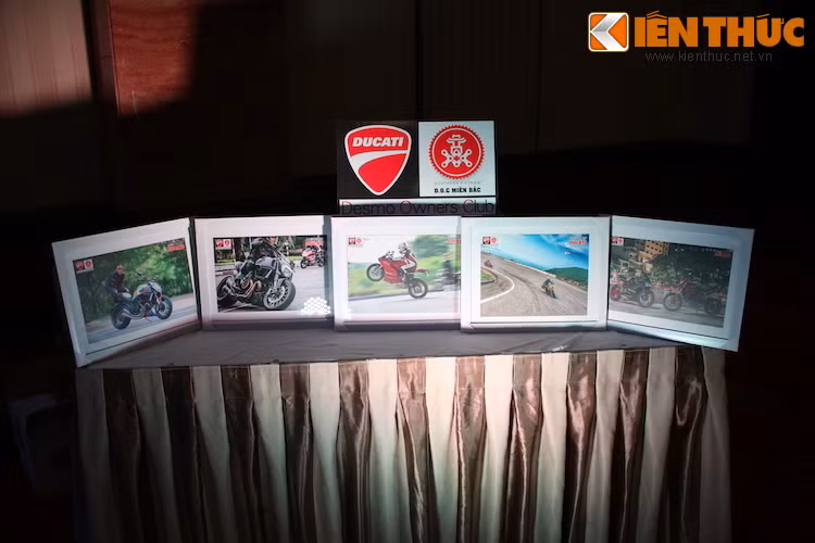 Buổi gặp gỡ đầu năm của CLB D.O.C còn là nơi trao giải cho cuộc thi ảnh "Tôi yêu Ducati", được CLB tổ chức trong thời gian qua.