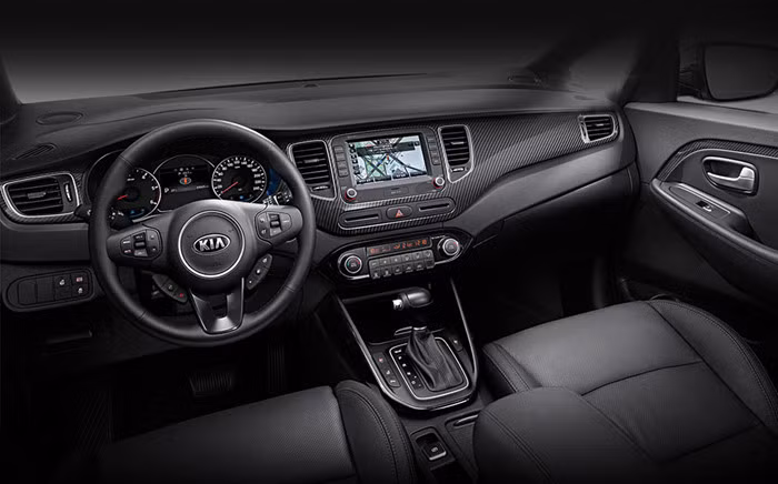 Ở giữa là màn hình cảm ứng hiển thị các thông số kỹ thuật,định vị TomTom, camera chiếu hậu cùng ứng dụng Apple CarPlay và Android Auto. Thêm vào đó là dàn âm thanh JBL Premium Sound đi kèm loa trầm, âm ly và 6 loa, điều hòa hai vùng độc lập, tay nắm cần số bọc da.