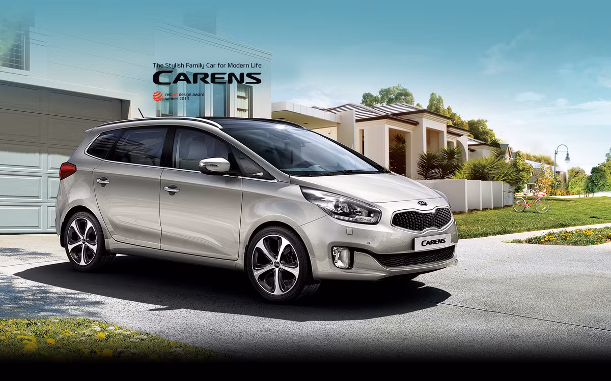 Mẫu xe đa dụng 7 chỗ Kia Carens 2017 phiên bản nâng cấp sẽ chính thức trình làng tại triển lãm Paris Motor Show 2016 cuối tháng này. Trên bản nâng cấp, Carens 2017 được nhà sản xuất “tút tát” lại ở vẻ ngoại thất lẫn trang thiết bị bên trong nội thất của xe.