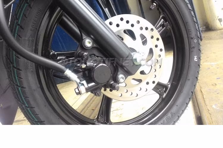 Sử dụng mâm đúc 5 cánh giống nhiều mẫu xe tay ga của Yamaha nhưng mâm trên Fino Blue Core Sporty được sơn màu đen, thay vì bạc sáng như bản Classico.