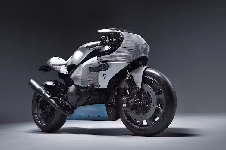 Sử dụng nền tảng là chiếc superbike Honda RC51 (hay còn được biết tới với tên VTR1000) tương tự như những xe đua tại giải WSBK cách đây 10 năm, tuy nhiên hai anh em nhà Berneron đã phát hiện ra một số nhược điểm của xe và "thiết kế" lại nó.