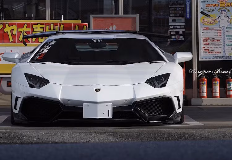 Nếu chỉ nhìn chính diện từ phía trước, bản độ siêu xe Lamborghini Aventador mới của hãng Aimgain dường như không có thay đổi gì quá lớn so với chiếc xe nguyên bản.