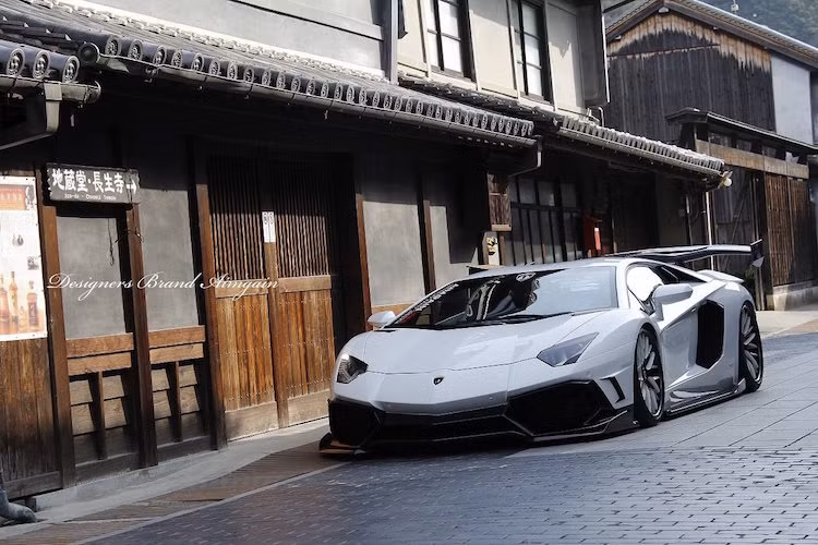 Ngoài ngoại hình cực "khủng", khối động cơ V12 6.5l của Aventador sẽ cho công suất mạnh hơn một chút nhờ hệ thống xả độ lại.