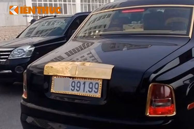 Đặc biệt ở một số chi tiết của chiếc xe như tay nắm khoang hành lý và pd biển số cũng được chủ nhân "chạm trổ" họa tiết hình rồng vàng cầu kỳ. 