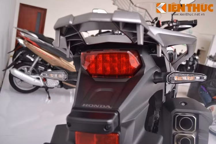 Phần đuôi xe có thiết kế đơn giản với đèn hậu bao quanh bởi chắn bùn nhựa, phía hai bên là 2 đèn xi-nhan LED. Dành cho những chuyến đi dài, Africa Twin có sẵn giá để hàng cỡ lớn sau yên.