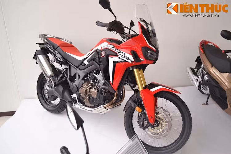 So với các đối thủ cùng phân khúc, Honda Africa Twin có kích thước nhỏ gọn hơn nhiều do sở hữu kiểu dáng "lai" giữa dòng "cào cào" chuyên nghiệp (dirtbike) và xe địa hình đa năng (adventure bike).