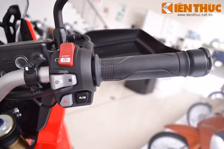 Trong đó, chế độ Sport còn có thêm 3 cài đặt nhỏ là S1, S2 và S3, đem tới cho người lái khả năng lựa chọn phù hợp với điều kiện sử dụng. Giống các dòng môtô PKL khác, công tắc điều khiển các hệ thống điện tử nằm ở hai bên cùm tay lái.