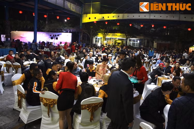 Sau đó, một buổi đại tiệc đã được tổ chức, khiến cho cộng đồng những người chơi xe còn có dịp trò chuyện, giao lưu, thắt chặt tình cảm với nhau hơn nữa.