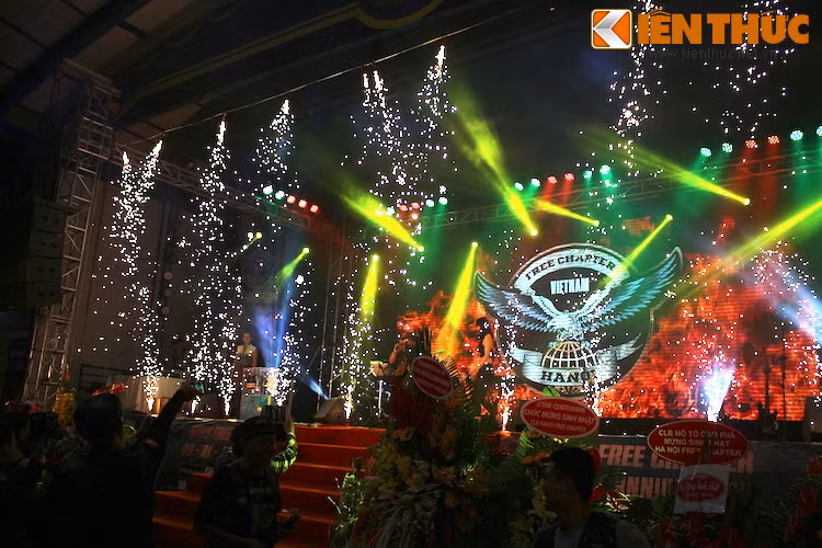 Vượt qua những ranh giới khác nhau, tất cả các biker tham gia buổi tiệc sinh nhật đã cùng nhau sống trong một bầu không khí lễ hội đầy vui vẻ, sôi động.