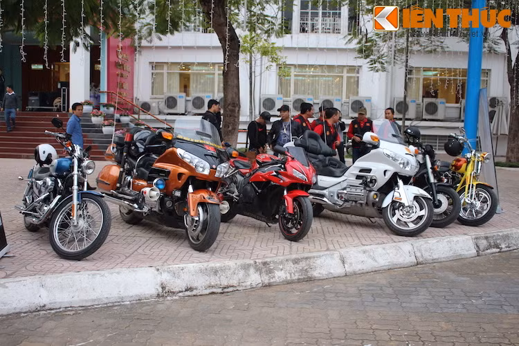 Về cuối chiều, hàng trăm biker tới từ các hội nhóm chơi xe phân khối lớn từ khắp mọi miền trên cả nước cũng đã góp mặt với dàn xe đa dạng, làm phong phú thêm cho ngày hội.