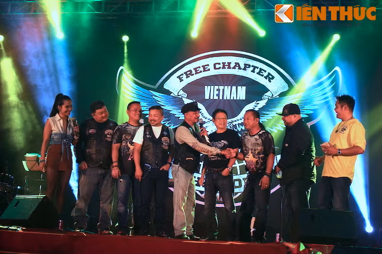 Để chúc mừng cho Hanoi Free Chapter được tròn 1 năm tuổi, một số thành viên từ Saigon Free Chapter cũng đã đi suốt chiều dài đất nước để ra Hà Nội chúc mừng CLB.