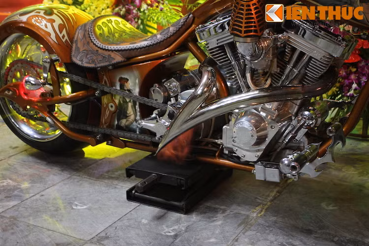 Những âm thanh như "sấm rền" từ dàn xe Harley-Davidson đã khuấy động một góc hồ Tây ở Hà Nội.