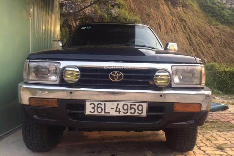 Thiết kế vuông vức, đầy vẻ phong trần cùng động cơ mạnh mẽ và dễ dàng sửa chữa, Toyota 4Runner nhập Mỹ dường như sinh ra chỉ để dành cho cánh đàn ông mạnh mẽ. Chiếc xe này là đời 1991, hiện nó đang được rao bán với mức giá chỉ khoảng 80 triệu đồng.