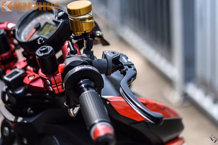 Phần ghi đông thay thế bằng ghi đông trần CNC, bao tay Rizoma, cùm thắng Brembo RCS, bình dầu Rizoma.
