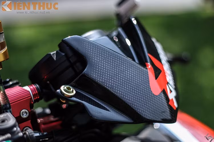 Ốp đầu 150 được phủ carbon fiber nổi bật với dòng chữ Akrapovic.