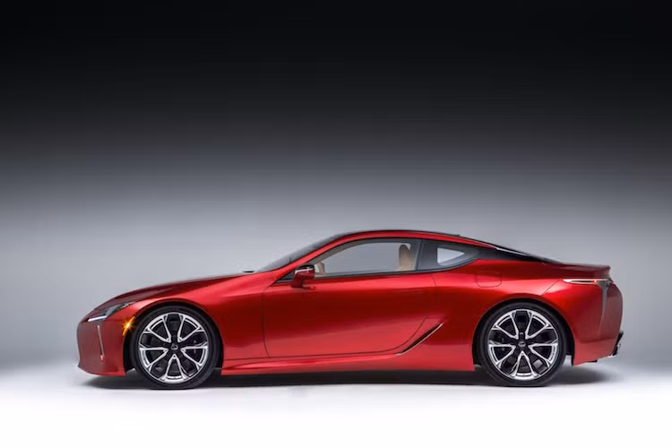 Không chỉ mang phong cách thiết kế mới nhất của Lexus, LC500 còn sở hữu nhiều đặc điểm gợi nhớ về dòng siêu xe LFA trước đây. Tuy nhiên không giống như LFA, LC500 là một mẫu xe coupe GT sang trọng thay vì hướng tới tốc độ.