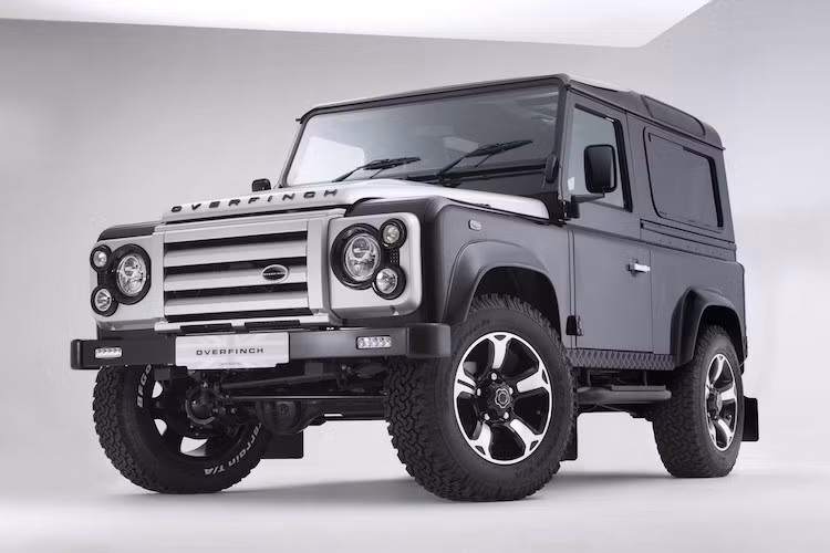 Một "huyền thoại" khác cũng không còn có mặt trên thị trường vào năm nay đó là Land Rover Defender. Được mệnh danh là một trong những dòng SUV offroad tốt nhất Thế giới, Defender có lịch sử và tầm ảnh hưởng không thua kém Mercedes G-Class.