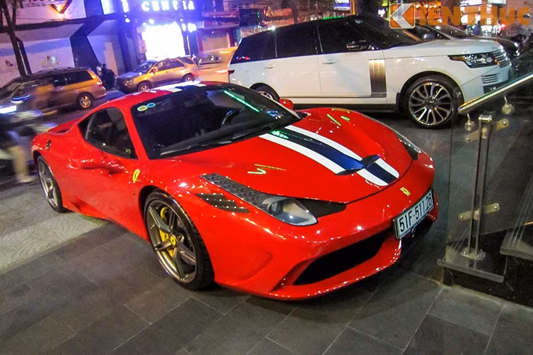 Siêu xe Ferrari 458 Speciale có giá khoảng 298.000 USD tại thị trường Mỹ, trong khi phiên bản thường 458 Italia có giá chỉ 242.000 USD.