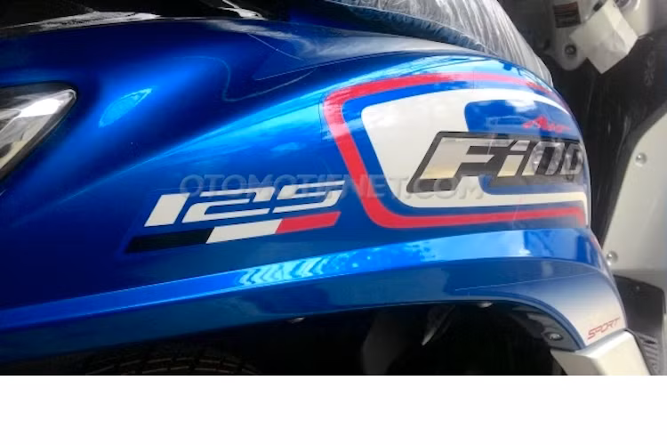 Yamaha Fino Grande có kích thước dài, rộng, cao lần lượt là 1.870 x 700 x 1.066 mm, dung tích bình xăng 4,2 lít. Về trang bị ngoại thất, xe được nâng cấp ở thiết kế như logo, cách phối màu sơn, đèn pha LED...