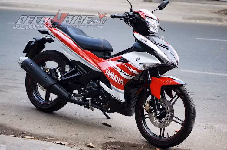 Một biến thể khác của thiết kế tem Ducati với màu đỏ - trắng đặc trưng, nhưng có thiết kế tương tự như tem của Yamaha Movistar.