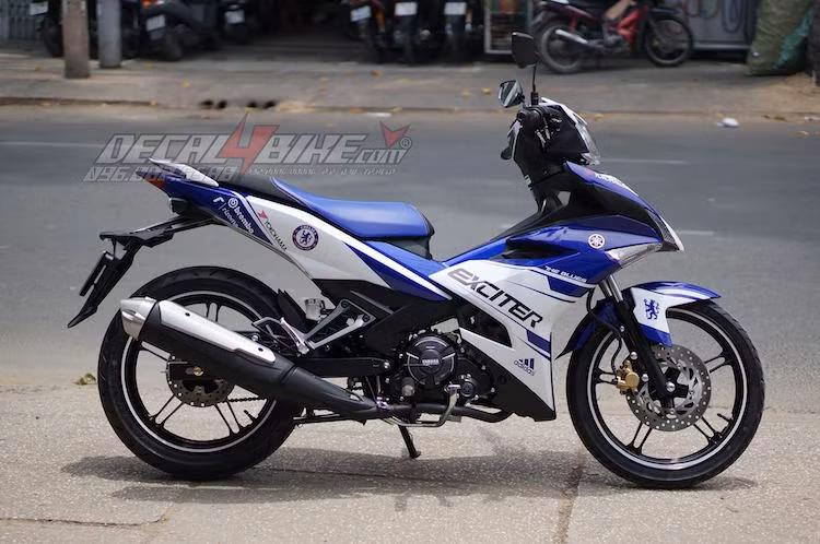 Chủ của chiếc xe này là một fan của đội bóng Chelsea, và đã mang "màu áo" của đội này lên chiếc xe của mình.