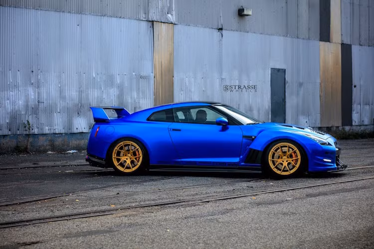 "Dàn ngoài" của chiếc GT-R được nâng cấp với hàng loạt các món trang trí bằng sợi carbon nhập từ Nhật của hãng Varis như cánh chia gió dưới cản trước bằng sợi carbon, nắp ca-pô carbon có thêm khe thoát nhiệt làm mát...