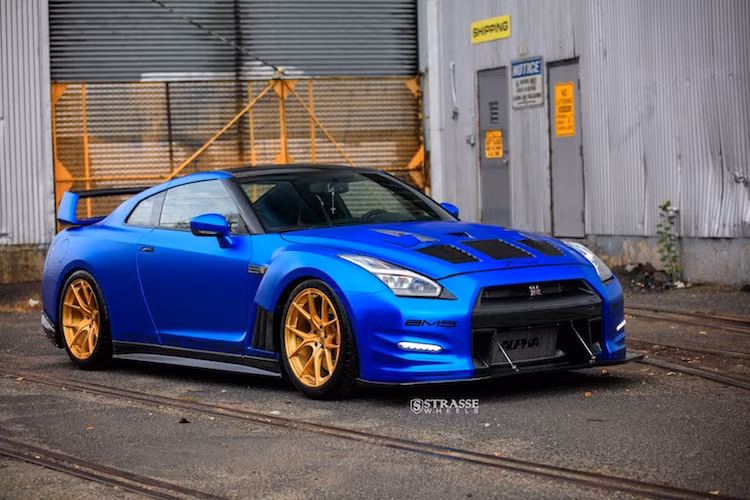 Trong số các hãng độ siêu xe GT-R, AMS Performance là một trong những hãng nổi tiếng nhất khi nhiều lần đưa chiếc siêu xe này đạt công suất hàng ngàn mã lực. Với bản độ mới nhất của AMS, chiếc xe đã được cải tiến mạnh về cả ngoại thất lẫn hiệu năng.