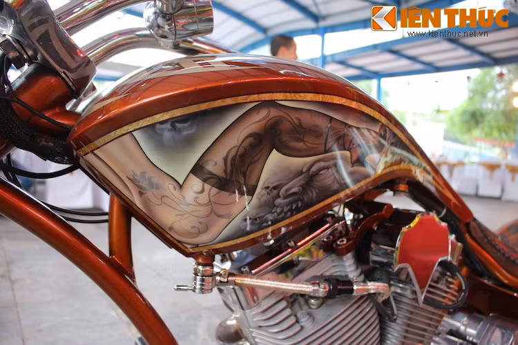 Điểm đặc biệt nhất của chiếc Athena tại Việt Nam này so với những chiếc xe khác cùng dòng là gần chục hình vả airbrush sống động, giúp nó giành 5 giải thường gồm 4 giải trong ngày hội trưng bày xe Easyriders các năm 2007, 2008 (2 giải), 2013 và triển lãm xế độ mùa xuân 2014 tại Corolado ở Mỹ.