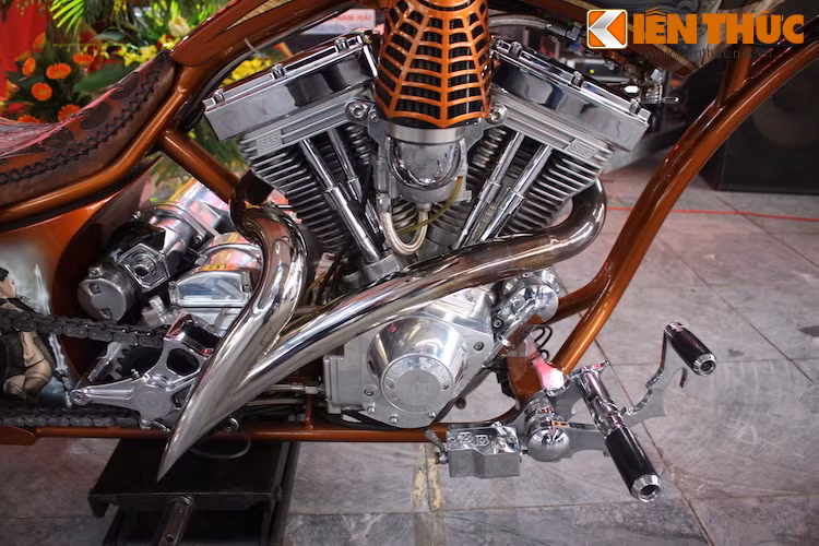 Big Bear Choppers không tự sản xuất được động cơ, thay vào đó hãng đã mua cỗ máy V-Twin OHV V111 với dung tích lên tới 1.8 lít từ nhà sản xuất động cơ nổi tiến S&amp;S để trang bị cho Athena.