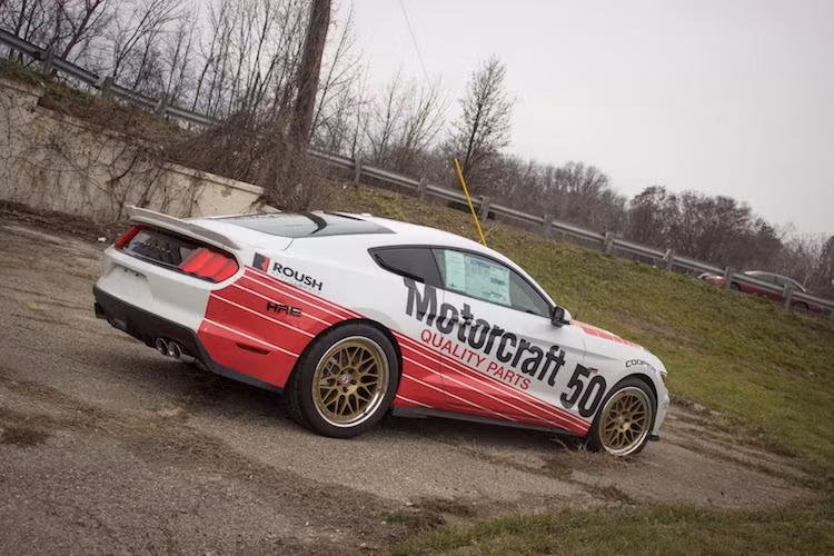 Ở phía sau, chiếc xe không có thay đổi gì ngoại trừ dòng chữ Roush thay cho logo Mustang nguyên bản.