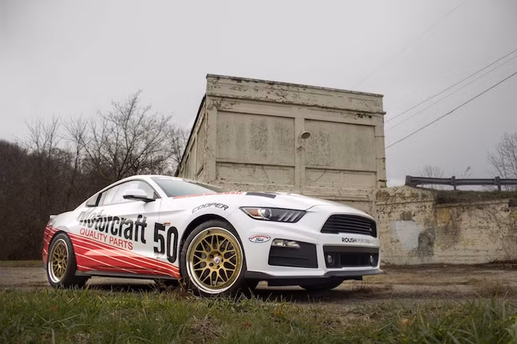  Bản độ Ford Mustang với phong cách xe đua này được đặt tên là Roush 'Motorcraft RS3' Mustang, và do đại lý Sanderson Ford AZ ở Mỹ thực hiện.