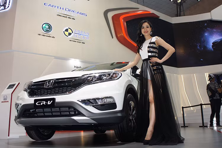  Triển lãm VMS 2016 ghi nhận sự góp mặt của 12 thương hiệu ôtô với gần 100 mẫu xe đa dạng về phân khúc, chủng loại - nếu nói đã đến triển lãm để ngắm xe, chắc chắn ít ai không chiêm ngưỡng những "bóng hồng" nóng bỏng xuất hiện nhằm tôn thêm vẻ đẹp cho xế.