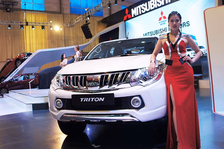 Một "bóng hồng" đọ dáng cùng với chiếc xe bán tải Triton đình đám nhà Mitsubishi, đây là mẫu xe bán tải được khá nhiều người Việt tin dùng cả về chất lượng lẫn mức giá phù hợp.