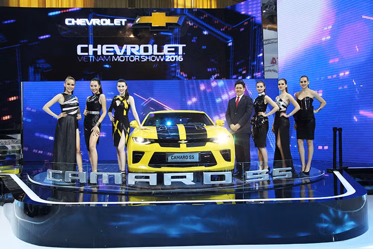 Gian hàng của Chevrolet tại Triển lãm ôtô Việt Nam 2016 với những mẫu xe mới là một trong những điểm "hút" nhiều khách tham quan nhất. Bên cạnh xe là dàn người mẫu với muôn vàn sắc mầu đậm chất cá tính.
