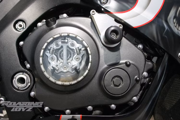 Tuy nhiên, điểm đặc biệt nhất của chiếc CBR1000RR này đó là động cơ của chiếc xe đã được "độ hết bài" với hệ thống turbo tăng áp.