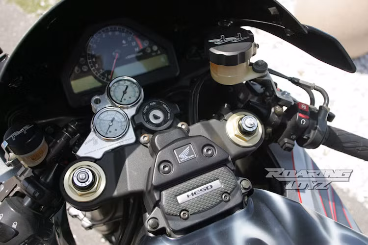 Các đồng hồ thông báo áp suất turbo được gắn thêm trên tay lái của xe. Cùm côn và phanh do hãng Yana Shiki cung cấp và có thể điều chỉnh được.